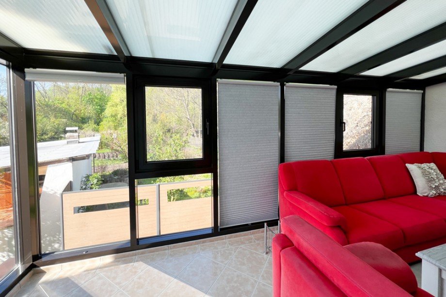 Gro�er Wintergarten mit Sichtschutzplissees Einfamilienhaus Kleinm�lsen