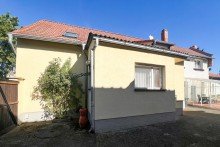 Wohnhaus hofseitig Traditionelles Einfamilienhaus mit gro�er Scheune & h�bschem Garten