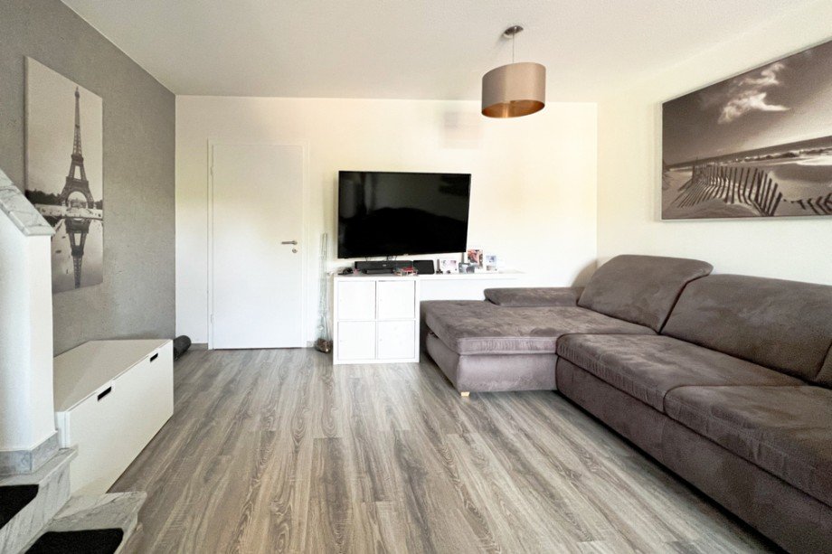 Modernes Wohnzimmer mit Treppe zum OG Reihenmittelhaus Erfurt/ Frienstedt