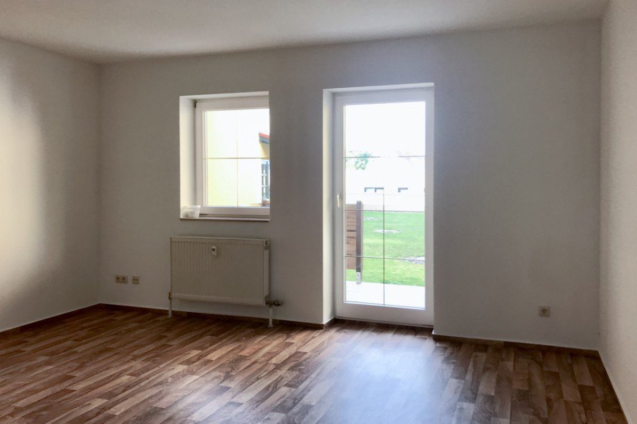 Wohnzimmerfenster und Terrassent�r Erdgeschosswohnung Herbsleben