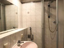 Badezimmer mit Dusche Sch�n geschnittene Dreiraumwohnung mit Balkon und Einbauk�che