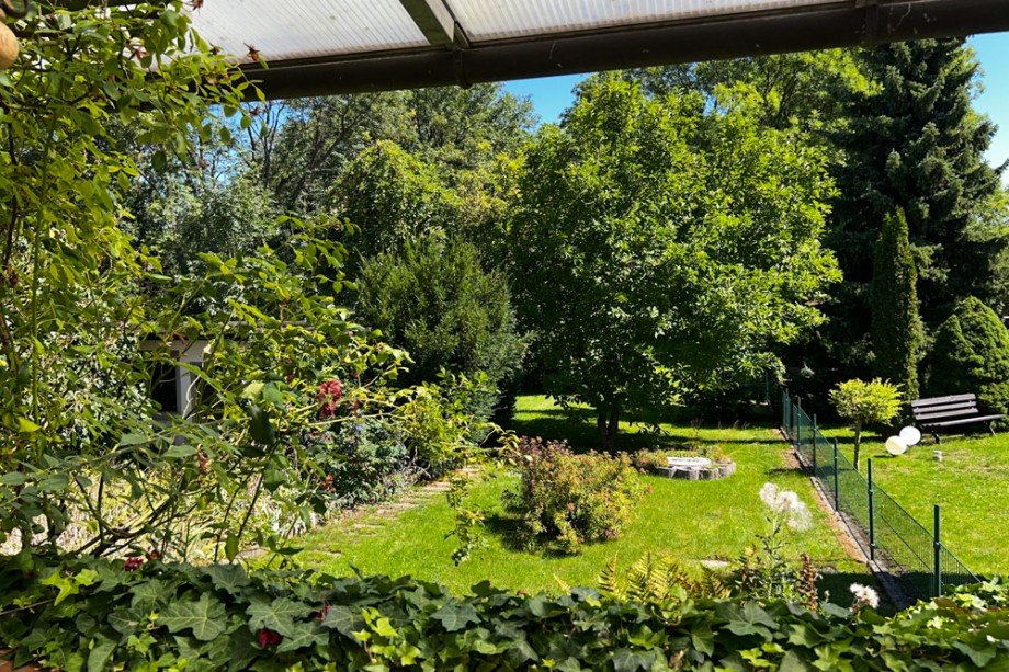Blick von der Veranda in den Garten Doppelhaush�lfte Am Ettersberg