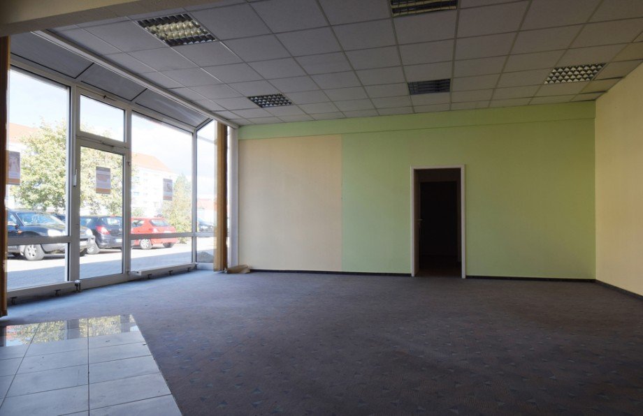 Innen Blick zu Mitarbeiterr�umen Ladenlokal Ichtershausen