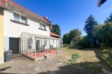 Wintergarten und kleiner Garten Traditionelles Einfamilienhaus mit gro�er Scheune & h�bschem Garten