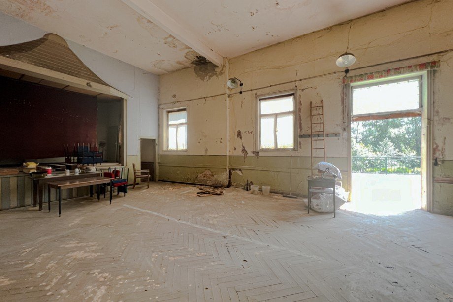 Saal mit Theaterb�hne Haus Saalfeld/Saale / Remsch�tz