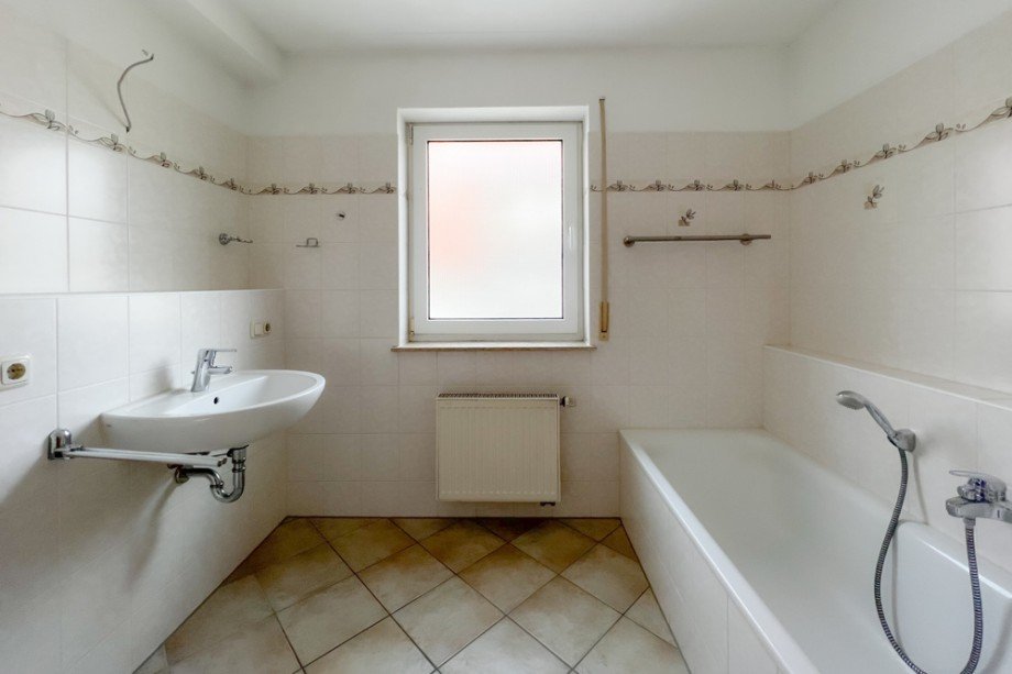 Tageslichtbad mit Wanne Erdgeschosswohnung Nesse- Apfelst�dt / Kornhochheim
