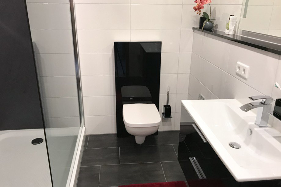 Tiefe Dusche und gro�formatige Fliesen Erdgeschosswohnung Herbsleben