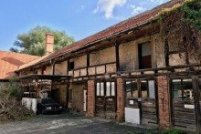 Rechter Gebaeil Innenhof Denkmalgesch�tzter Vierseitenhof im Herzen Gr�fentonnas