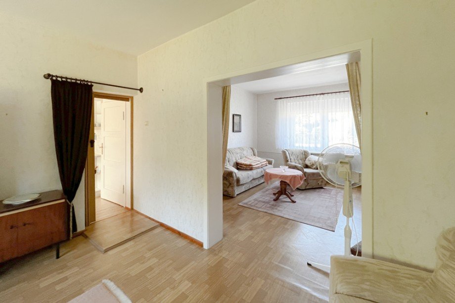 Blick vom Ess- ins Wohnzimmer + Durchgang K�che Doppelhaush�lfte Am Ettersberg