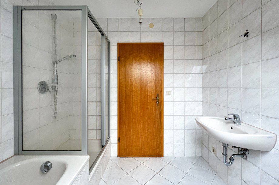 Bad mit Wanne und Dusche Dachgeschosswohnung Erfurt/ Gottstedt