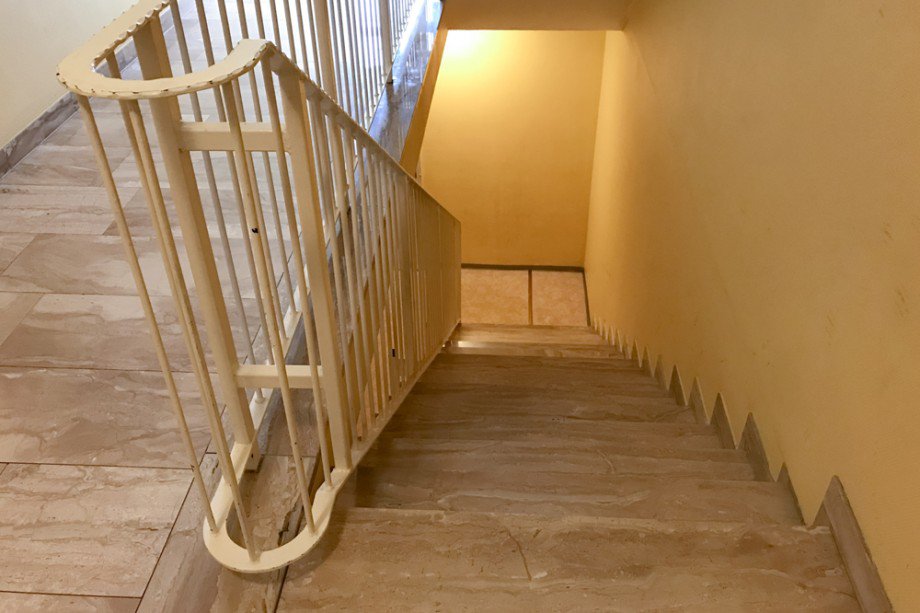 Treppenhaus mit Kellertreppe Erdgeschosswohnung Herbsleben