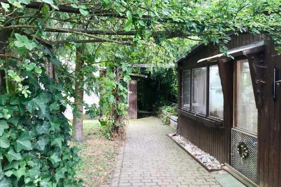 Gartenh�uschen und Weg zur zweiten Garage Einfamilienhaus Kutzleben / L�tzens�mmern