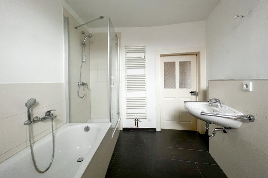 Badezimmer mit Dusche und Wanne Etagenwohnung Arnstadt / Altstadt