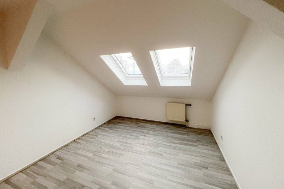 1.Schlafzimmer mit Blick �ber die Altstadt Dachgeschosswohnung Erfurt