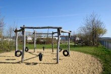 Gro�er moderner Spielplatz in der N�he Exklusiver Wohnkomfort- m�blierte Terrassenwohnung in Klinik- & Unin�he