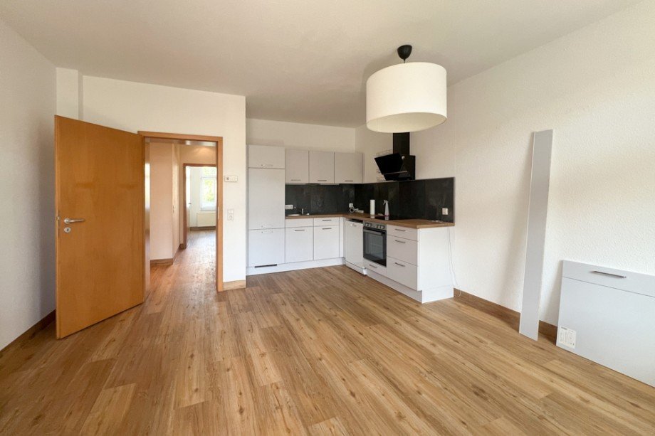 Wohnzimmer mit Einbauk�che Etagenwohnung Erfurt