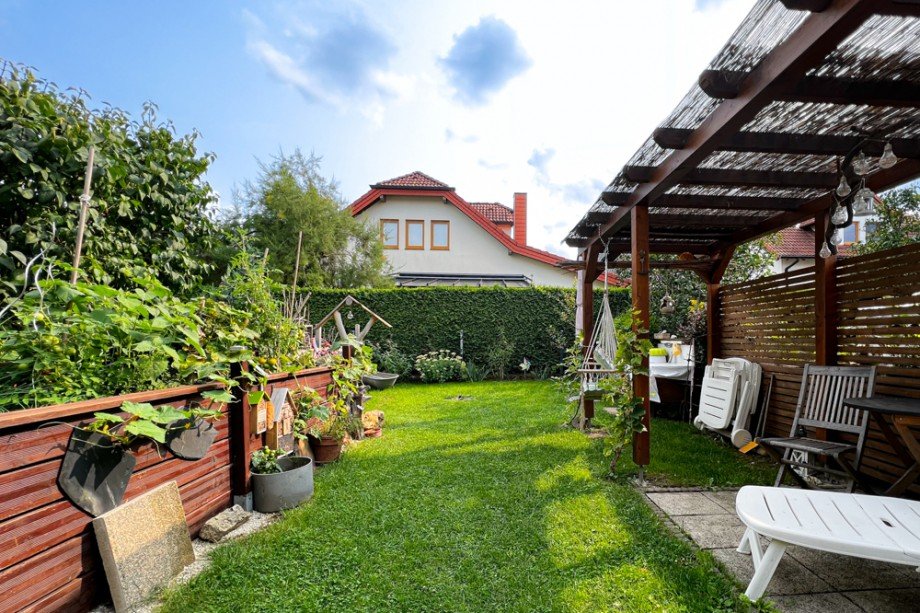 Hinterer Garten mit Hochbeet und Pergola Reihenmittelhaus Grammetal