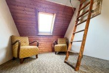Aufgang zum Dachboden Traditionelles Einfamilienhaus mit gro�er Scheune & h�bschem Garten