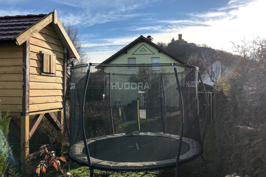 Gartenansicht mit Blick auf die M�hlburg Einfamilienhaus Drei Gleichen OT M�hlberg