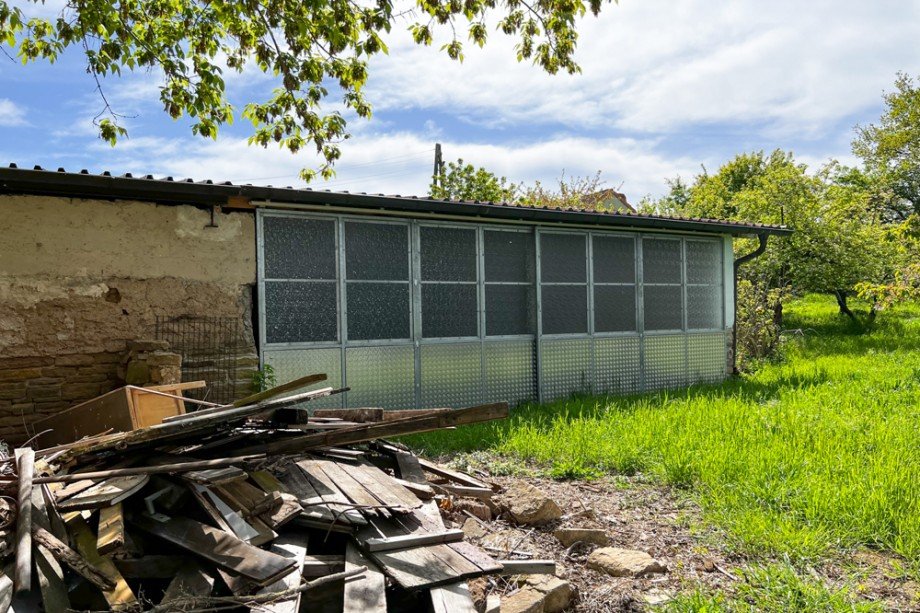 Stall mit Rolltor Mehrfamilienhaus Bretleben