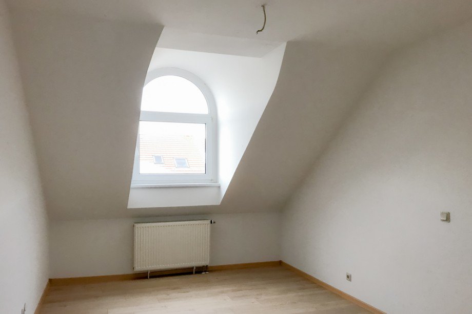 Schlafzimmer mit Erkerfenster Dachgeschosswohnung Erfurt