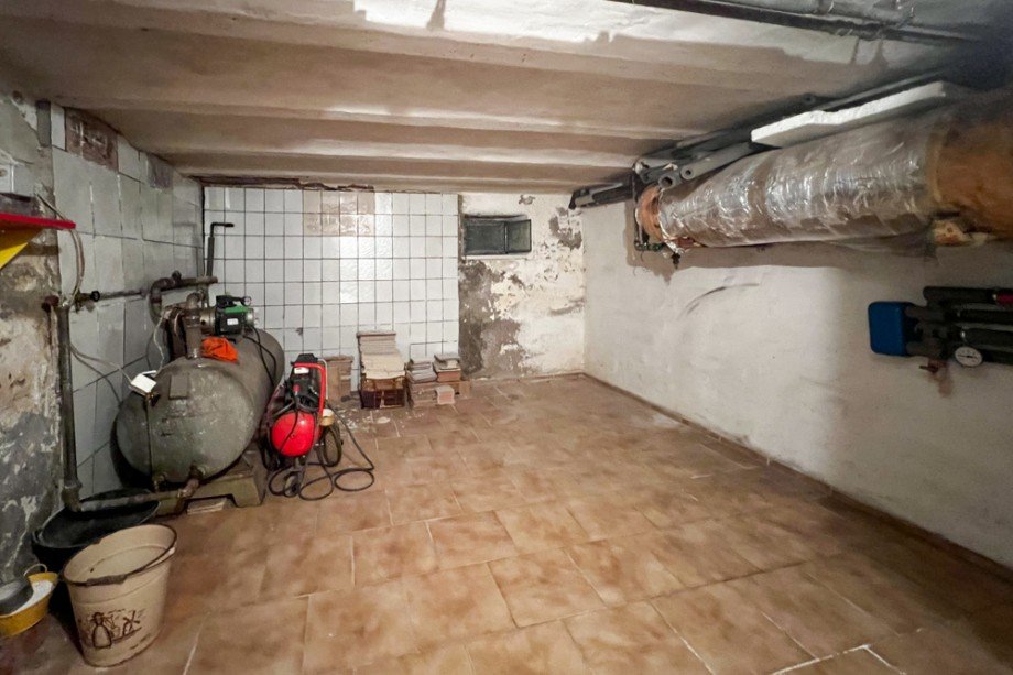 Kellerraum mit alter Brunnenpumpe Einfamilienhaus Drei Gleichen / M�hlberg