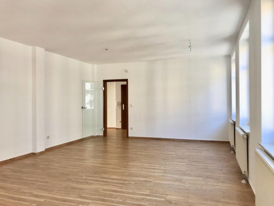 Wohnzimmer Blick zur T�r Etagenwohnung Erfurt