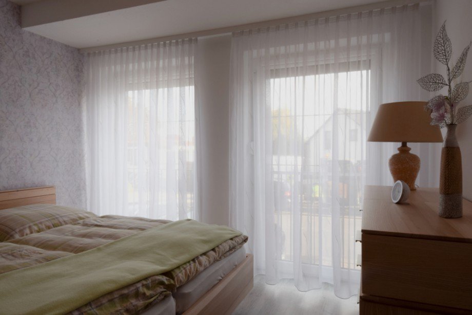 Schlafzimmer mit bodentiefen Fenstern Erdgeschosswohnung Herbsleben