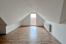 Schlafzimmer stra�enseitig Familienfreundliche Maisonettewohnung mit Balkon & EBK in der Kr�mpfervorstadt