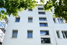 Frischrenovierte Fassade Renovierte Singlewohnung mit Balkon
