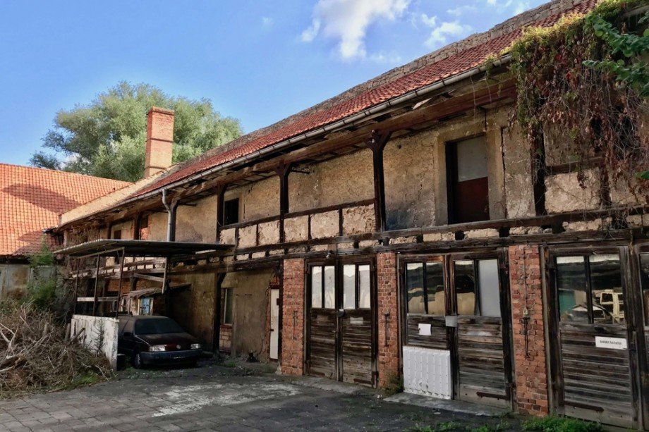Rechter Gebaeil Innenhof Mehrfamilienhaus Tonna / Gr�fentonna