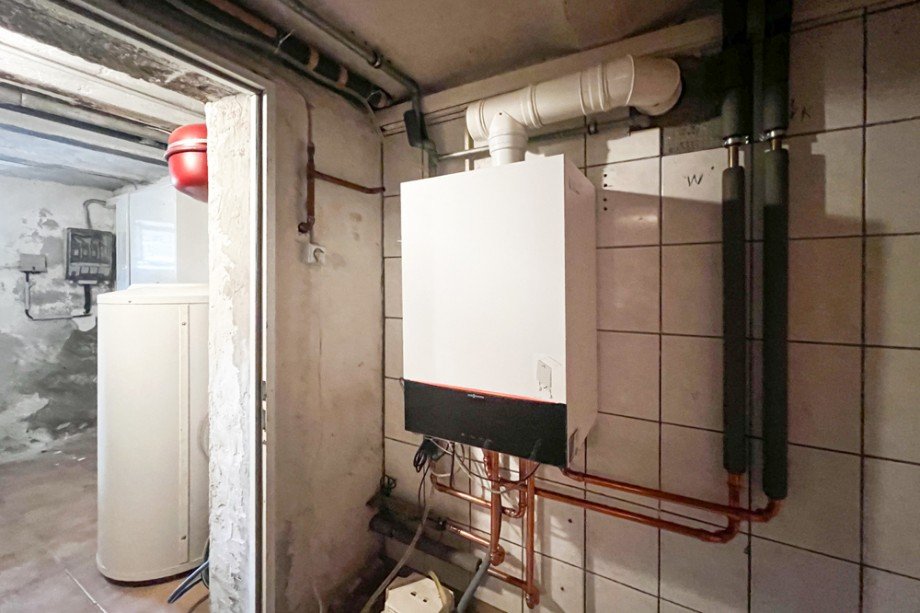 Gasheizung und Wasserspeicher im Keller Einfamilienhaus Drei Gleichen / M�hlberg