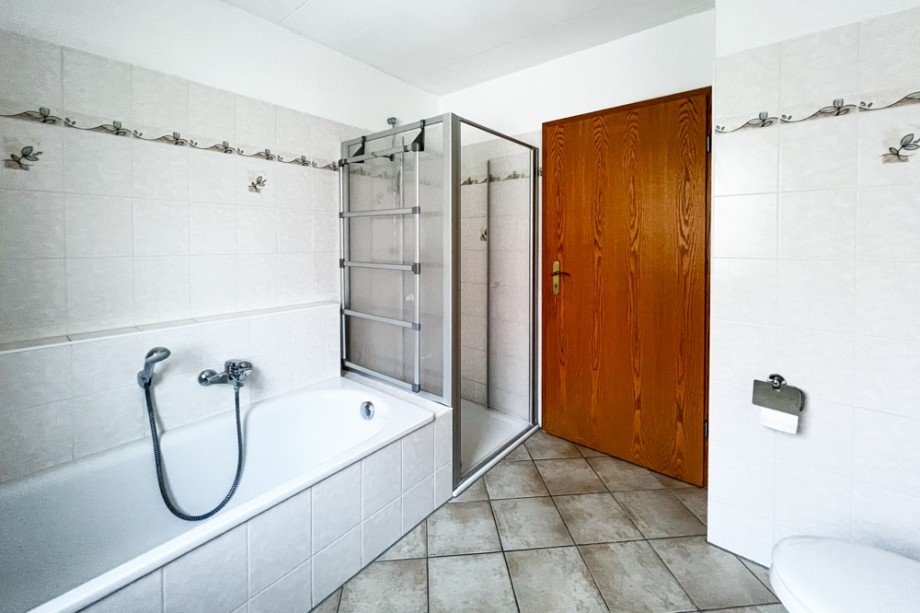 Bad mit Wanne und Dusche Erdgeschosswohnung Nesse- Apfelst�dt / Kornhochheim