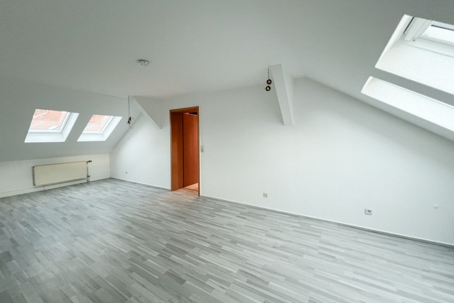 Wohnzimmer mit Fenstern zu beiden Seiten Dachgeschosswohnung Erfurt
