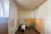 Kleienr Raum hinter Bad mit Wasserschaden Traditionelles Einfamilienhaus mit gro�er Scheune & h�bschem Garten