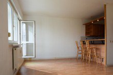 Wohnzimmer mit amerikanischer K�che Sch�n geschnittene Dreiraumwohnung mit Balkon und Einbauk�che