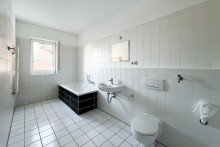 Tageslichtbad mit Badewanne Gem�tliche Dreiraumwohnung mit Balkon im Erdgeschoss + TG- SP inkl.