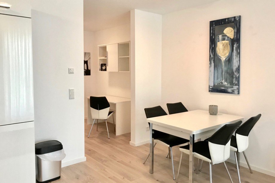 Esstisch und Arbeitsplatz im Hintergrund Erdgeschosswohnung Erfurt
