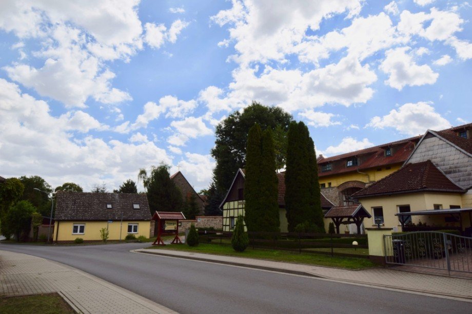 Rittergut auf der anderen Stra�enseite Einfamilienhaus Kutzleben / L�tzens�mmern