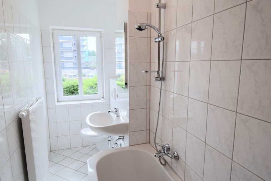 Tageslichtbadezimmer mit Badewanne Erdgeschosswohnung Erfurt