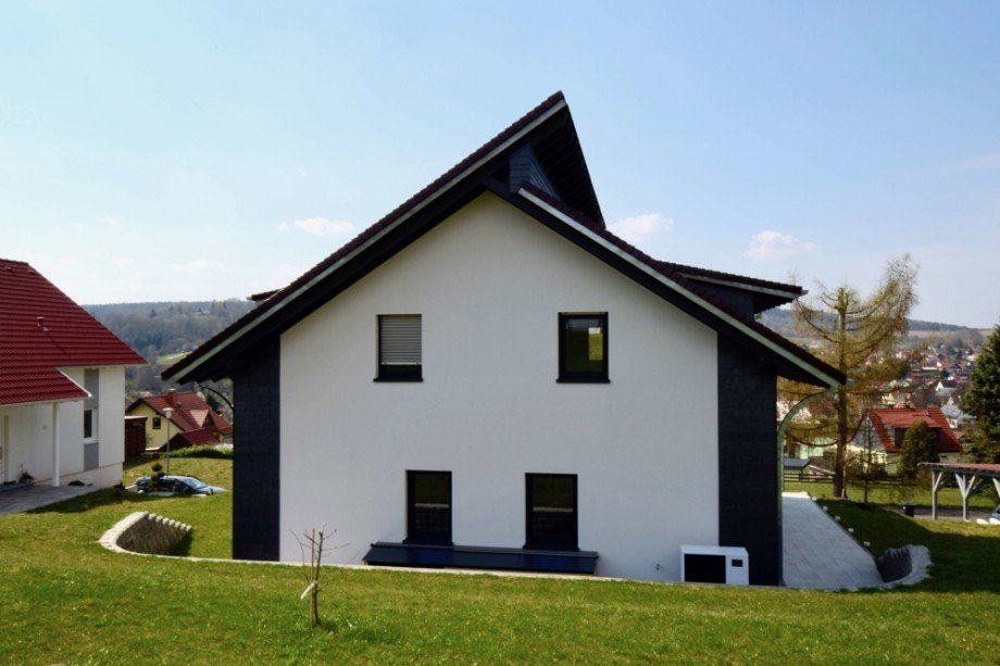 Giebelansicht aus dem Garten Einfamilienhaus Steinbach-Hallenberg/ Viernau