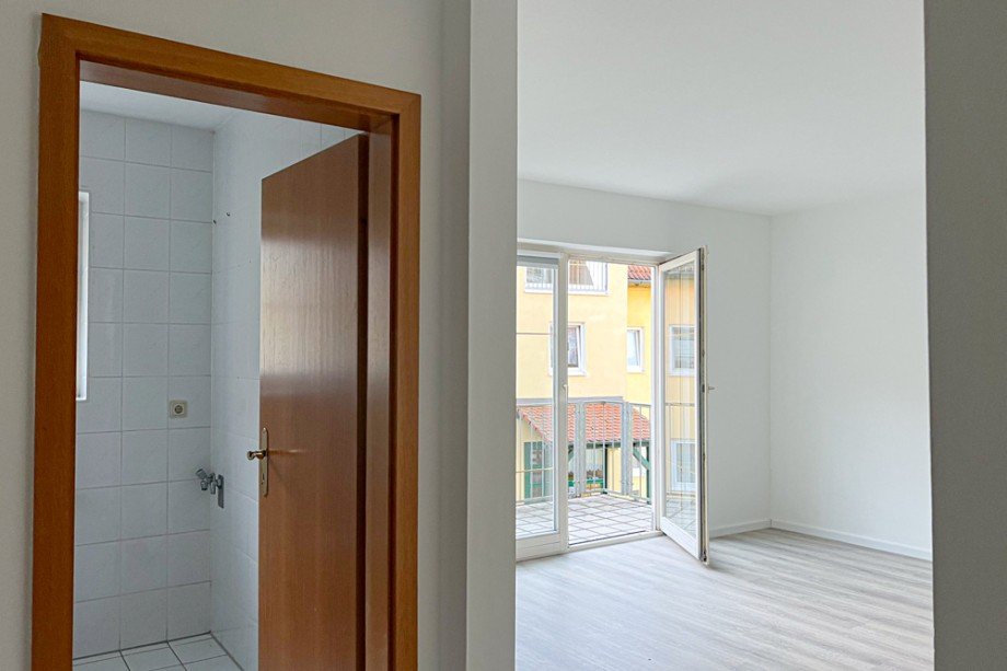 Blick in Wohnzimmer und Badezimmer Etagenwohnung Herbsleben