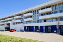 Eingang in ruhiger Anwohnerstra�e Exklusiver Wohnkomfort- m�blierte Terrassenwohnung in Klinik- & Unin�he