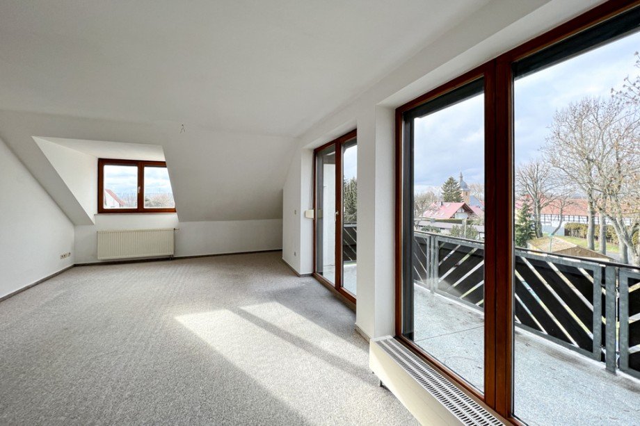 Wohnzimmer mit Terrassenfenstern Dachgeschosswohnung Erfurt/ Gottstedt