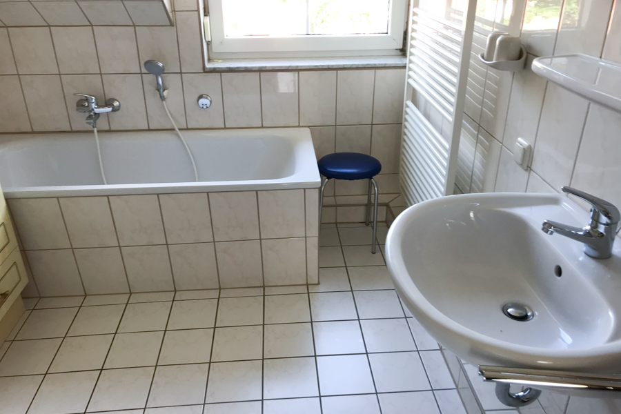 Badezimmer im zeitlosen Design Doppelhaush�lfte Erfurt/ Salomonsborn
