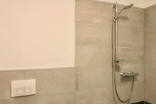 Gro�e ebenerdige Dusche im Badezimmer Exklusiver Wohnkomfort- m�blierte Terrassenwohnung in Klinik- & Unin�he