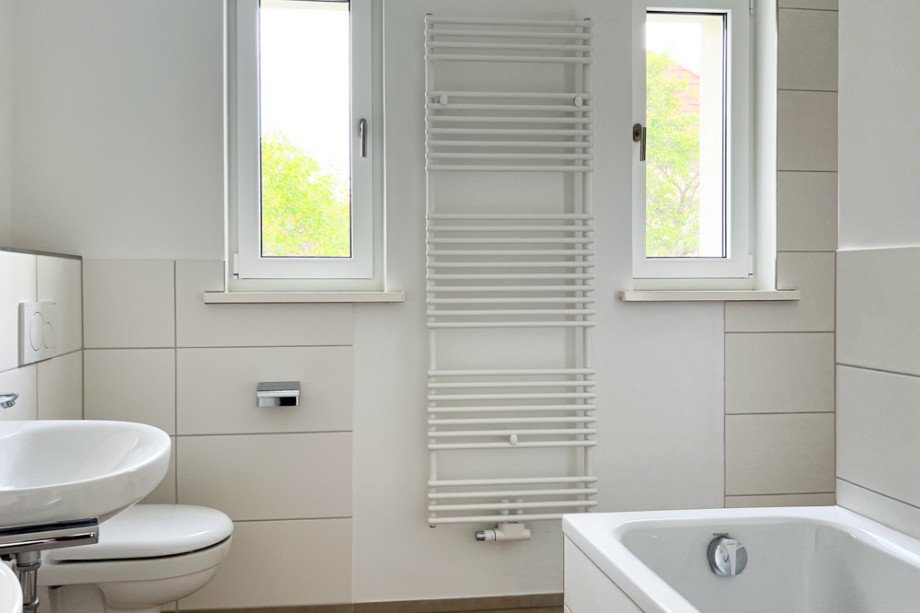 Badezimmer mit Badewanne und ebenerdiger Dusche Erdgeschosswohnung Arnstadt