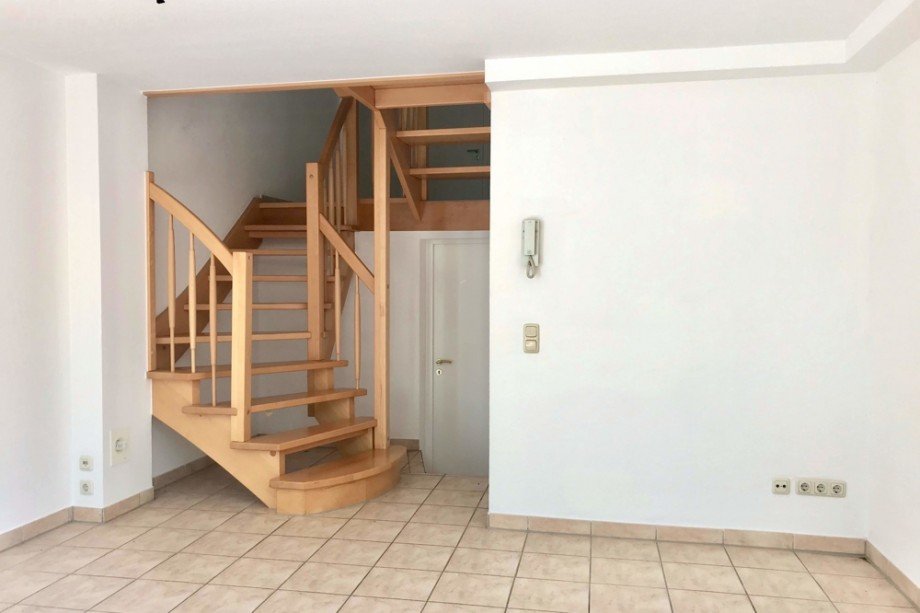 Blick Wohnzimmer zur Treppe und zum G�ste-WC Maisonettewohnung Erfurt