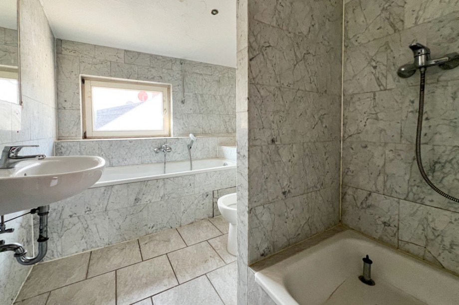 Tageslichtbad mit Dusche und Badewanne Etagenwohnung Erfurt
