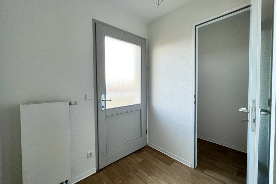 Wohnungseingangst�r mit Zugang Wandschrank Etagenwohnung Erfurt